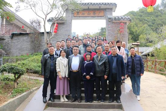 说明: 参观六堡镇黑石山茶厂